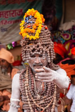 Prayagraj, Uttar Pradesh, Hindistan - Şubat 2019: Hint naga sadhu Hindu ayinine hazırlanıyor - Kumbh Mela Fair.