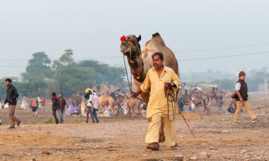 Pushkar, Rajasthan / Hindistan - Kasım 2019: Pulkar deve fuarı 2019. Yerel halk