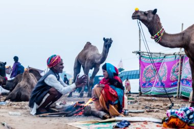 Puşkar, Rajasthan / Hindistan - Kasım 2019: köy halkı 
