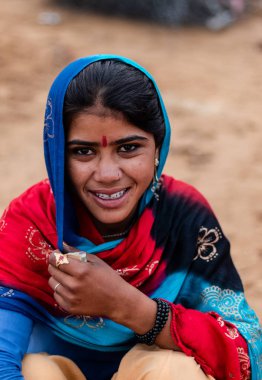 Puşkar, Rajasthan / Hindistan - Kasım 2019: Güzel Hintli kız 