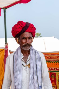 Puşkar, Rajasthan / Hindistan - Kasım 2019: Hindistan devesi fuarında Hintli adam