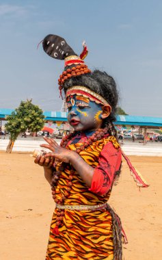 Pushkar, Rajasthan / Hindistan - Kasım 2019: Pulkar deve fuarı 2019. Hintli kız