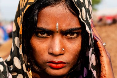 Pushkar, Rajasthan / Hindistan - Kasım 2019: Pulkar deve fuarı 2019. Yerli kadın. 