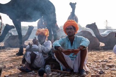 Puşkar, Rajasthan / Hindistan - Kasım 2019: Hintliler develer fuarında 2019.