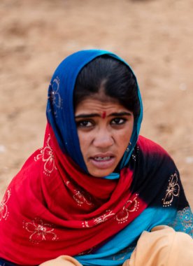 Puşkar, Rajasthan / Hindistan - Kasım 2019: Güzel Hintli kız 