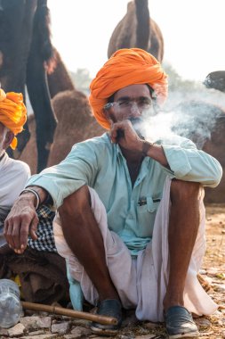 Pushkar, Rajasthan / Hindistan - Kasım 2019: Pulkar deve fuarı 2019. Yerel halk
