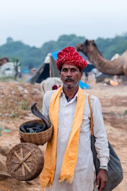 Puşkar, Rajasthan / Hindistan - Kasım 2019: İtme devesi fuarında yerel adam.