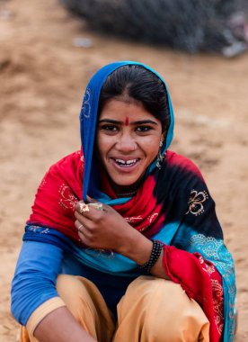 Puşkar, Rajasthan / Hindistan - Kasım 2019: Güzel Hintli kız 