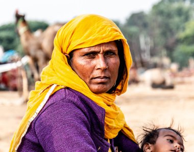 Pushkar, Rajasthan / Hindistan - Kasım 2019: Pulkar deve fuarı 2019. Yerli kadın. 