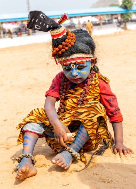 Pushkar, Rajasthan / Hindistan - Kasım 2019: Pulkar deve fuarı 2019. Hintli kız