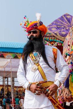 Puşkar, Rajasthan / Hindistan - Kasım 2019: Hindistan devesi fuarında Hintli adam