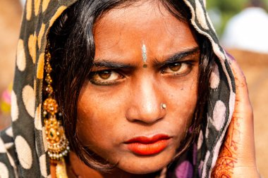 Pushkar, Rajasthan / Hindistan - Kasım 2019: Pulkar deve fuarı 2019. Yerli kadın. 