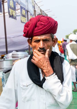 Puşkar, Rajasthan / Hindistan - Kasım 2019: Hindistan devesi fuarında Hintli adam