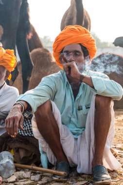 Pushkar, Rajasthan / Hindistan - Kasım 2019: Pulkar deve fuarı 2019. Yerel halk