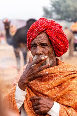 Pushkar, Rajasthan / Hindistan - Kasım 2019: Pulkar deve fuarı. 