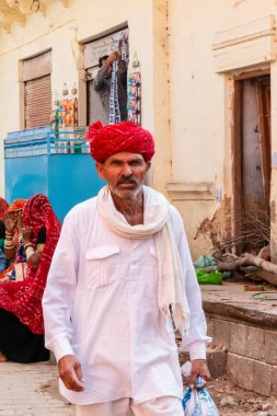 Puşkar, Rajasthan / Hindistan - Kasım 2019: Hindistan devesi fuarında Hintli adam