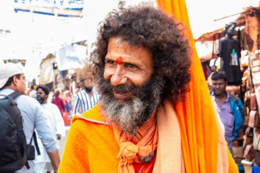 Puşkar, Rajasthan / Hindistan - Kasım 2019: Hindistan devesi fuarında Hintli adam