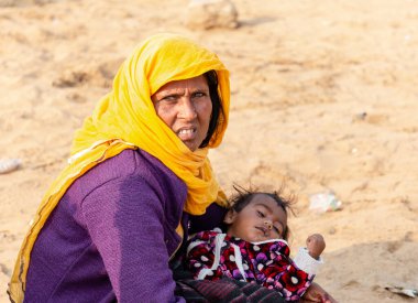 Pushkar, Rajasthan / Hindistan - Kasım 2019: Pulkar deve fuarı 2019. Yerli kadın. 