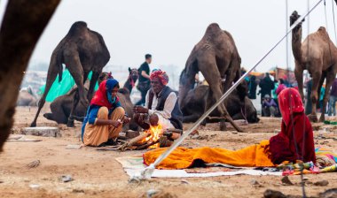 Puşkar, Rajasthan / Hindistan - Kasım 2019: köy halkı 