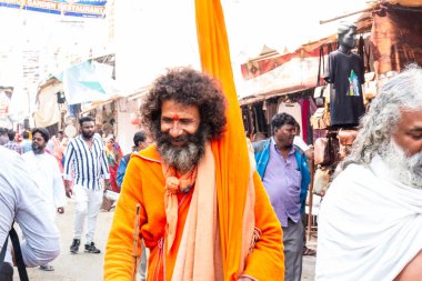 Puşkar, Rajasthan / Hindistan - Kasım 2019: Hindistan devesi fuarında Hintli adam