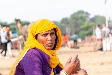 Pushkar, Rajasthan / Hindistan - Kasım 2019: Pulkar deve fuarı 2019. Yerli kadın. 