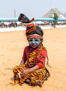 Pushkar, Rajasthan / Hindistan - Kasım 2019: Pulkar deve fuarı 2019. Hintli kız