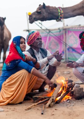 Puşkar, Rajasthan / Hindistan - Kasım 2019: köy halkı 
