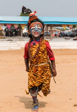 Pushkar, Rajasthan / Hindistan - Kasım 2019: Pulkar deve fuarı 2019. Hintli kız