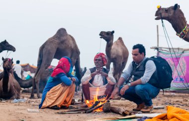 Puşkar, Rajasthan / Hindistan - Kasım 2019: köy halkı 