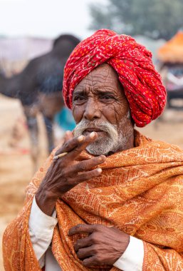 Pushkar, Rajasthan / Hindistan - Kasım 2019: Pulkar deve fuarı. 