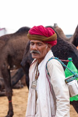Pushkar, Rajasthan / Hindistan - Kasım 2019: Pulkar deve fuarı.