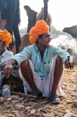 Pushkar, Rajasthan / Hindistan - Kasım 2019: Pulkar deve fuarı 2019. Yerel halk