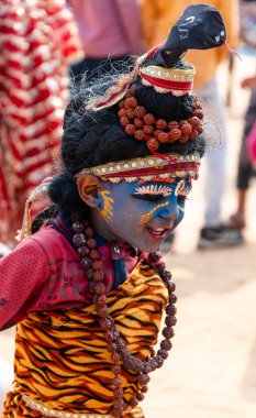 Pushkar, Rajasthan / Hindistan - Kasım 2019: Pulkar deve fuarı 2019. Hintli kız