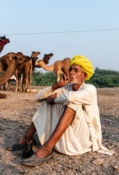 Pushkar Rajasthan India November 2019 Portrait Old Rajasthani Man Smoking — Zdjęcie stockowe