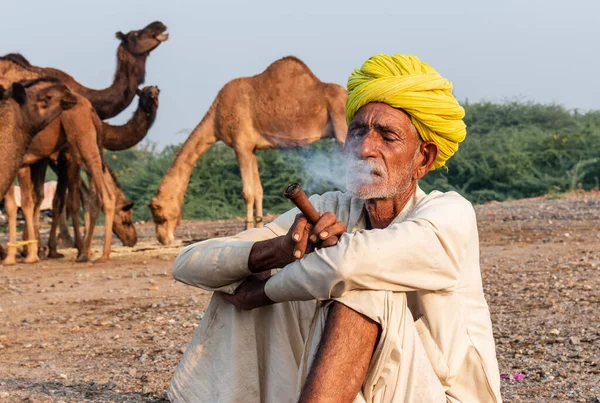 Pushkar Rajasthan India Noviembre 2019 Retrato Viejo Hombre Rajasthani Fumando —  Fotos de Stock