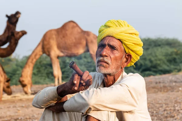 Pushkar Rajasthan India Noviembre 2019 Retrato Viejo Hombre Rajasthani Fumando —  Fotos de Stock