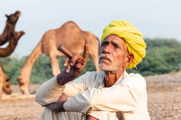 Pushkar Rajastão Índia Novembro 2019 Retrato Velho Rajasthani Fumando Terreno — Fotografia de Stock