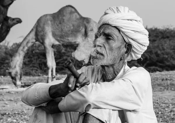 Pushkar Rajasthan India November 2019 Portrait Old Rajasthani Man Smoking — 图库照片