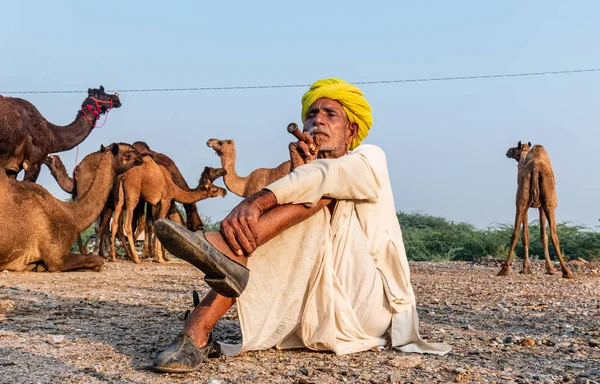 Pushkar Rajastão Índia Novembro 2019 Retrato Velho Rajasthani Fumando Terreno — Fotografia de Stock