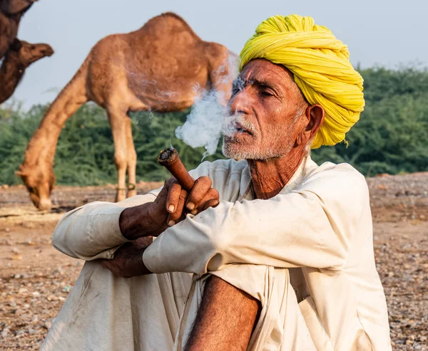 Пушкар Раджастан Индия Ноябрь 2019 Портрет Старого Раджастхани Курящего Ярмарке — стоковое фото