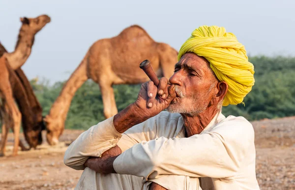 Pushkar Rajasthan India Noviembre 2019 Retrato Viejo Hombre Rajasthani Fumando —  Fotos de Stock