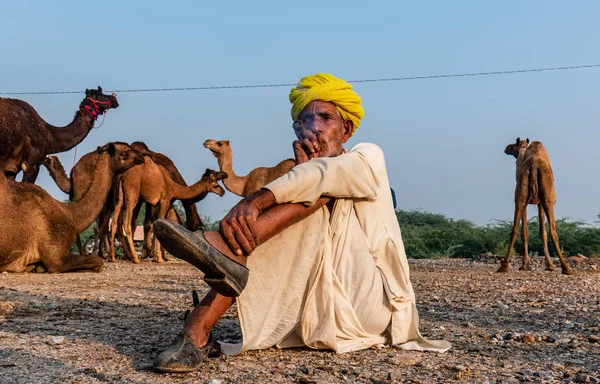 Pushkar Rajasthan India Noviembre 2019 Retrato Viejo Hombre Rajasthani Fumando —  Fotos de Stock