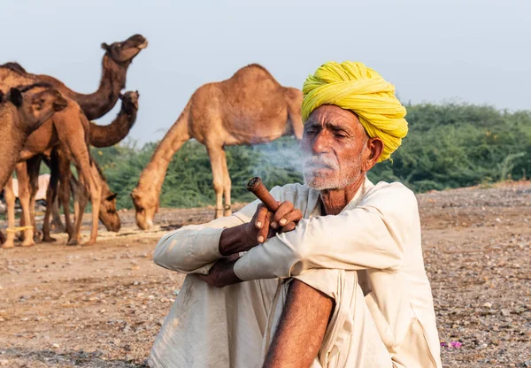 Pushkar Rajasthan India November 2019 Portrait Old Rajasthani Man Smoking — Zdjęcie stockowe