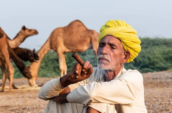 Pushkar Rajasthan India Noviembre 2019 Retrato Viejo Hombre Rajasthani Fumando —  Fotos de Stock