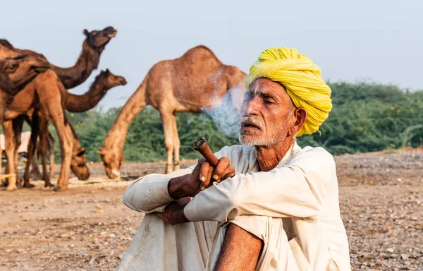 Pushkar Rajasthan India Noviembre 2019 Retrato Viejo Hombre Rajasthani Fumando — Foto de Stock