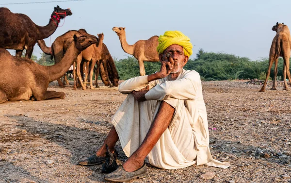 Pushkar Rajasthan Inde Novembre 2019 Portrait Vieil Homme Rajasthan Fumant — Photo