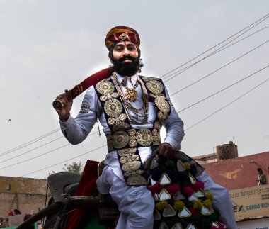 Bikaner, Rajasthan / Hindistan - Ocak 2019: Bikaner 'den Rajput' un etnik elbise ve takı giymiş portresi