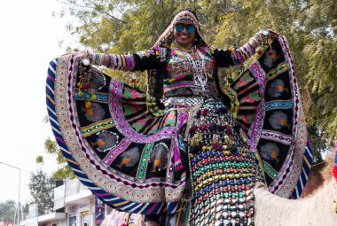 Bikaner, Rajasthan / Hindistan - Ocak 2019: Bikaner deve festivalinde geleneksel kalbelia dans elbisesi giymiş Rajasthani kadın portresi