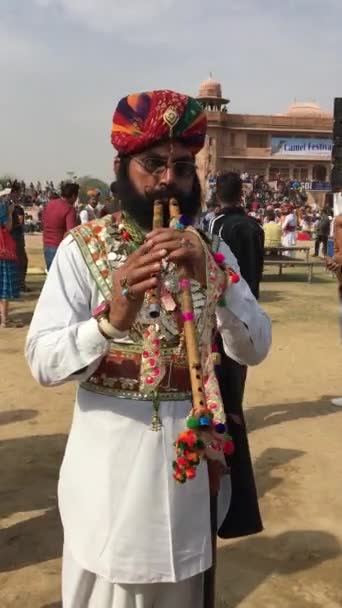 Bikaner Rajasthan Índia Janeiro 2019 Artista Rajasthan Ciclista Tocando Flauta — Vídeo de Stock