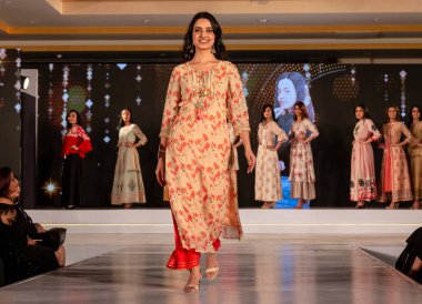 Yeni Delhi, Delhi / Hindistan - Şubat 2020: Delhi 'de moda etkinliğinde genç ve güzel Hintli kadın modeller rampa yürüyüşü yapıyor